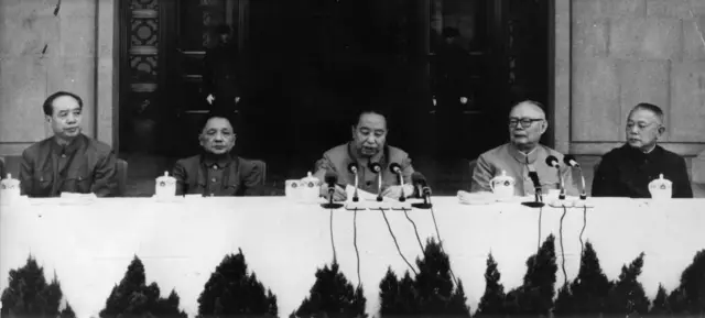 1977年毛主席逝世一周年及毛主席纪念堂落成典礼大会上，从左到右依次就坐的中共领导人：汪东兴、邓小平、华国锋、叶剑英、李先念。