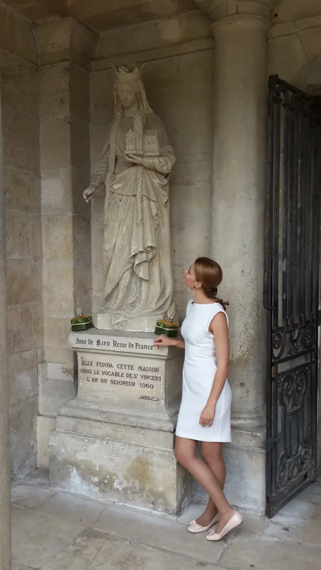 памятник Анні Ярославни біля Абатства Святого Венсана