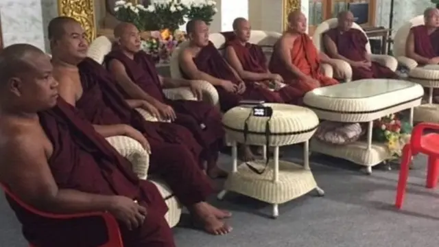 श्रीलंकामा बौद्धमार्गी सिंहला समुदायको बाहुल्य छ