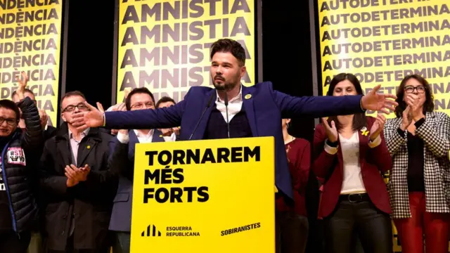 Con 13 diputados, los independentistas de Esquerra Republicana podrían favorecer teóricamente un pacto de izquierda pero su distanciamiento del PSOE lo hace inviable.