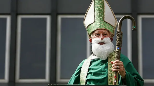 Homem vestido como São Patrício