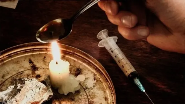 ప్రస్తుత తరుణంలో హెరాయిన్ మత్తు పదార్ధంగా ఆంక్షలు ఎదుర్కొంటోంది.