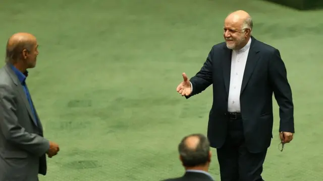 بیژن نامدار زنگنه وزیر نفت ایران امروز در صحن علنی مجلس به سئوال نمایندگان پاسخ می داد