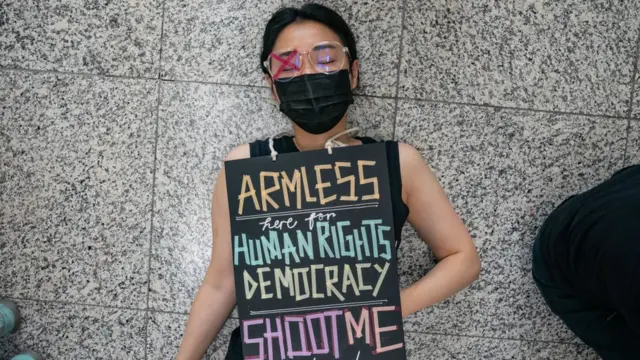 Joven tirada en el suelo con una pegatina en un ojo.