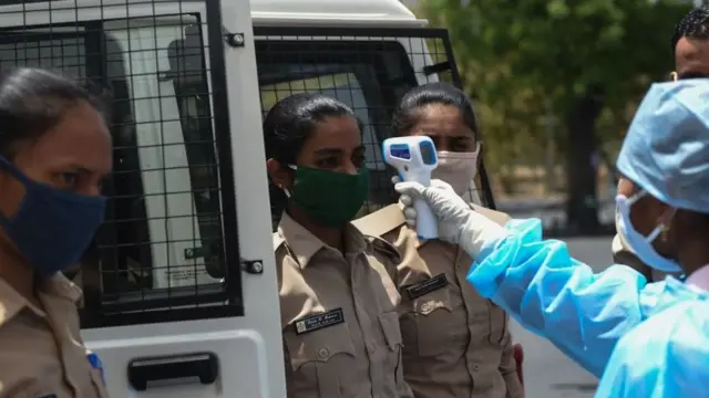 गुजरात पुलिस के लिए सोशल मीडिया के इस्तेमाल पर इतनी पाबंदी क्यों?