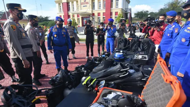 Wakapolda Sulawesi Tengah Brigjen Pol Hery Santoso (kiri) mengecek kesiapan dan kelengkapan peralatan SAR usai memimpin Apel Konsolidasi Menghadapi Bencana Alam yang digelar di Mapolda Sulawesi Tengah di Palu, Sulawesi Tengah, Kamis (28/10).