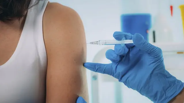 ஊசி செலுத்தும் செவிலியர் - கோப்புப் படம்