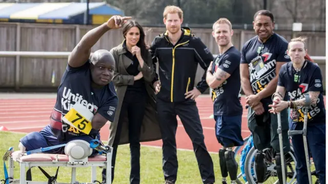 Harry e Meghan com atletas dos Jogos Invictus