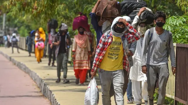 দিল্লি থেকে পায়ে হেঁটে ঘরমুখো শ্রমিকের দল - ৯ই মে ২০২০