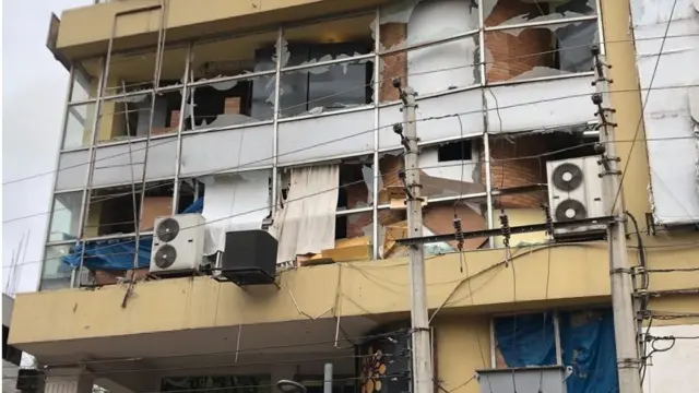 বিস্ফোরণের শকওয়েভের ফলে রাস্তার অন্যপাশের অনেকগুলো ভবনের কাঁচ ভেঙ্গে পড়ে গেছে