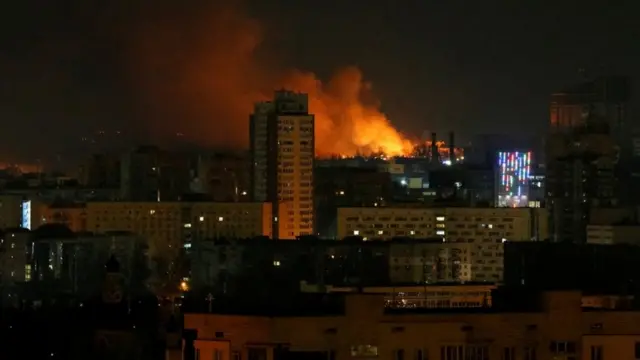 Fumaça e chamas no horizonte após bombardeio pertofreebet 50rb tanpa deposit 2024Kiev, capital da Ucrânia