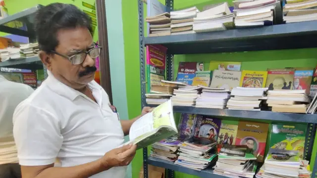 సెలూన్లోనే లైబ్రరీ