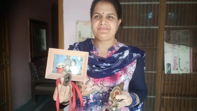 મનુની તસવીર બતાવતા તેમના મા