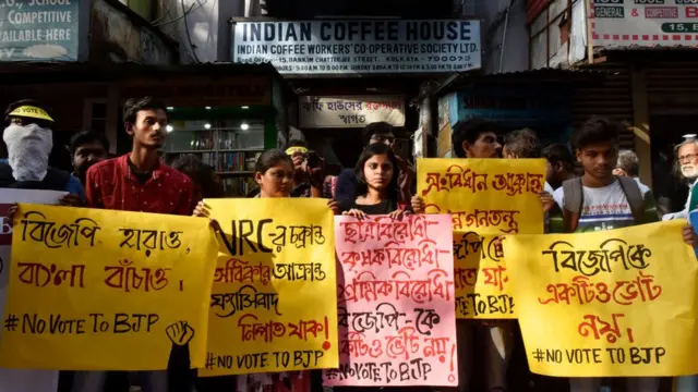 কফি হাউসের সামনে বিজেপি-বিরোধীদের বিক্ষোভ
