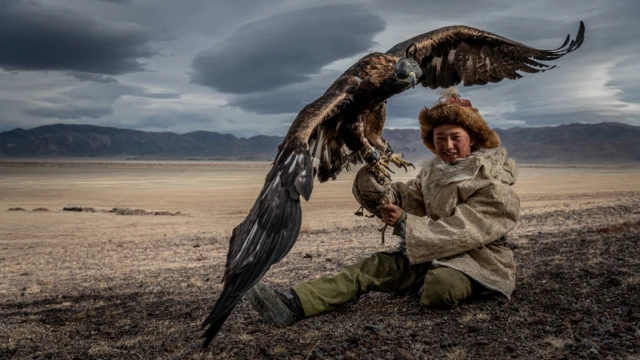 Yaro dauke da mikiya a Mongolia