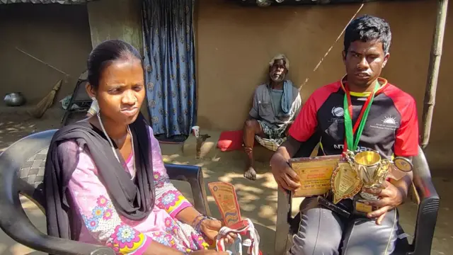 सुजीत मुंडा व उनकी पत्नी अनीता तिग्गा