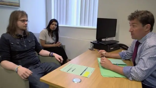 Paul Pritchard y su esposa hablando con un médico