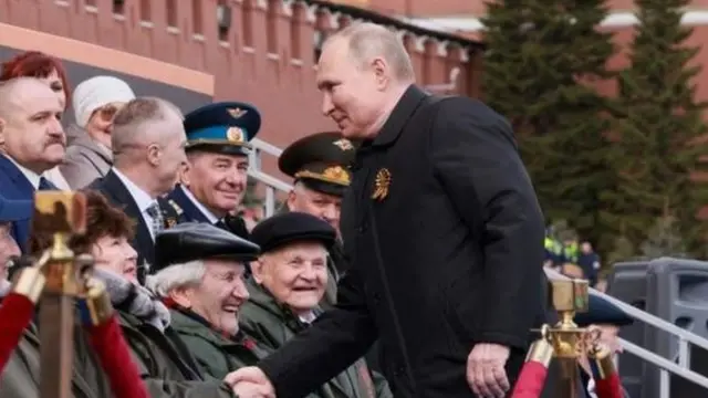 بوتين يصافح بعض الحضور.