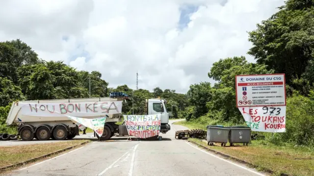 Un camión bloquea el acceso al Centro Espacial Guyanés en Kourou.