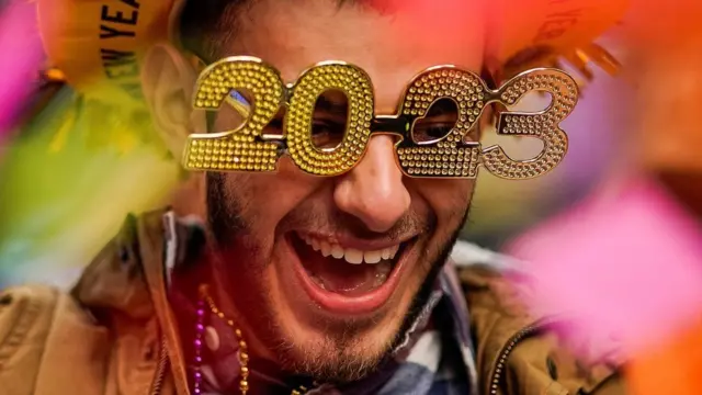 Прохожий в "новогодних" очках