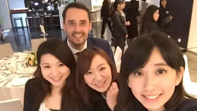 ماكيفور يقف وسط مجموعة من زميلاته في العمل