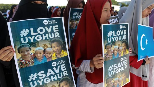 世界各地的维吾尔族群体曾举行示威，抗议中国政府对待维吾尔人的方式。