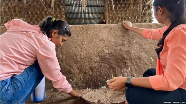 नमिता कपाळे आणि कल्याणी भारंबे