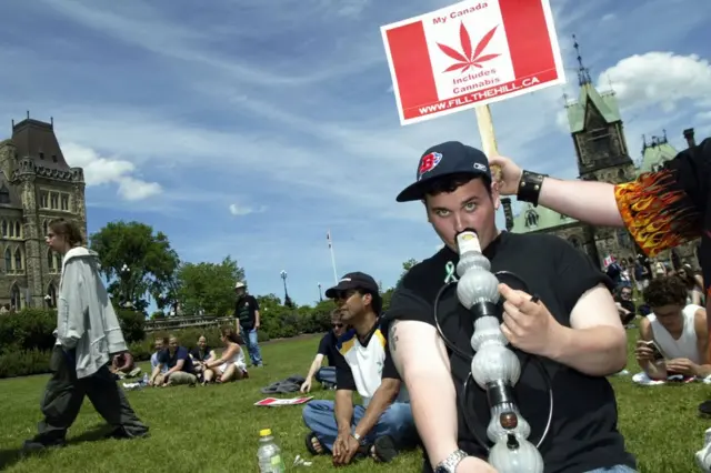 Kanada'da esararın yasallaşması için yapılan yürüyüşten bir kare