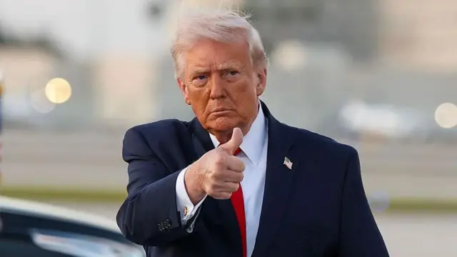 Трамп тримає піднятий вгору великий палець