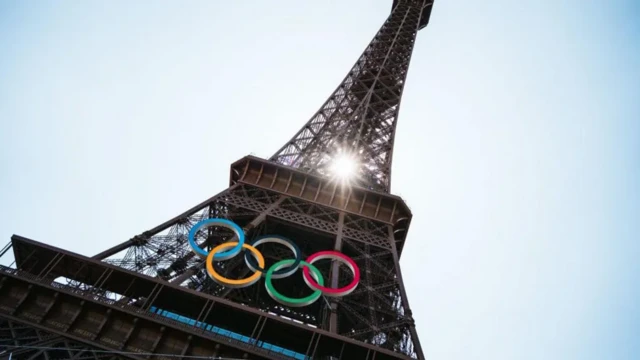 O famoso símbolo das Olímpiadas na Torre Eiffel