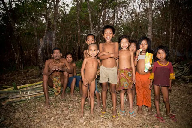 Anak-anak dan seorang pria anggota suku Anak Dalam yang mendiami wilayah Jambi dan sebagian Sumatera Selatan. Foto diabadikan 30 Oktober 2015.