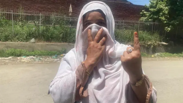 कुलगाम में वोट देने के बाद यास्मीन गनी.