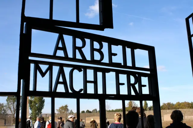 Portão do antigo campo de concentração de Oranienburg, na Alemanha