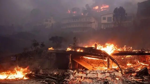 Будинки на узбережжі та схилах пагорбів у Малібу, 8 січня 2025 року