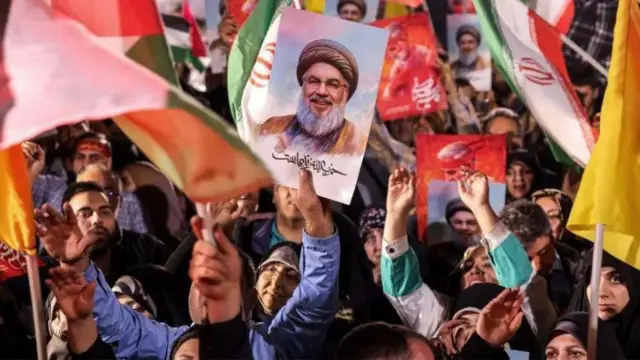 Люди з портретами вбитого лідера "Хезболли" Хасана Насралли вийшли у вівторок увечері на вулиці в центрі Тегерана