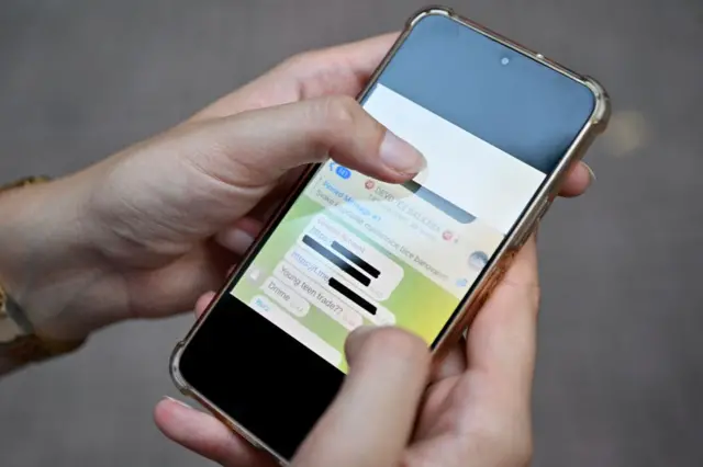Telegram群组里涉及非法色情内容的对话