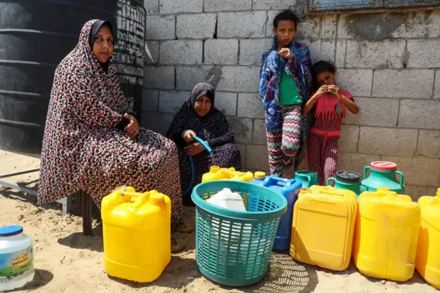 पाणी भरणाऱ्या महिला