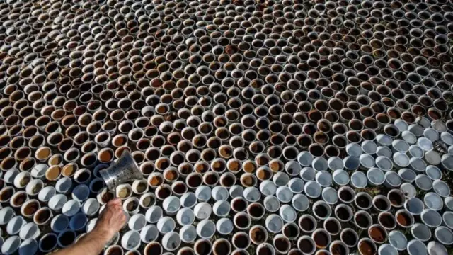 8 372 чашки кави - на згадку про кожного вбитого. Таку артінсталяцію мисткині Аіди Сехович зараз розмістили у селі Поточари