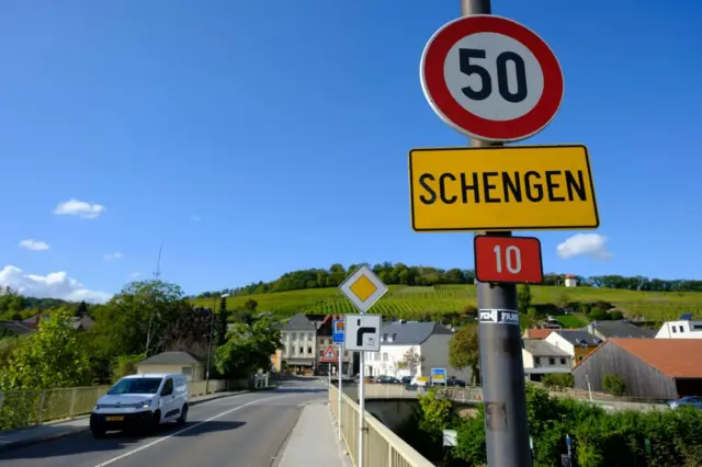 Schengen adı, Fransa, Almanya, Belçika, Lüksemburg ve Hollanda'nın 1985 yılında Schengen Anlaşması'nı imzaladığı Lüksemburg'un güneydoğusundaki kasabadan geliyor.