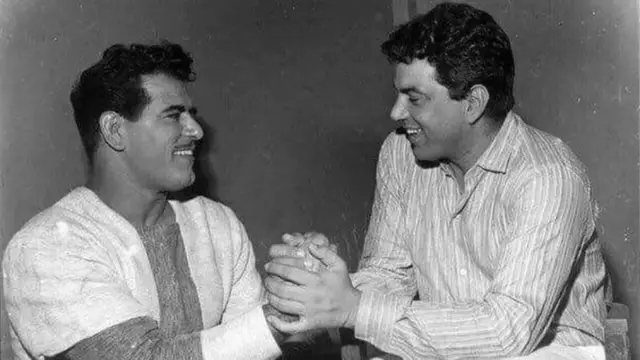 وقی فیلم «شعله» در سال ۱۹۷۵ اکران شد، محبوبیت درمندرا در نقش ویرو به اوج خود رسید