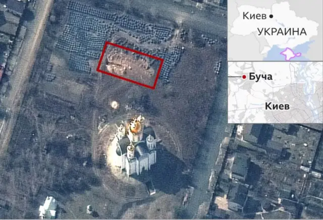 Maxar компаниясы 31-марта тарткан спутниктик сүрөттөрдө "Биринчи чакырылган Ыйык Андрей жана бардык ыйыктар" чиркөөсүнүн жанындагы 14 метрлик жалпы көр көрүнөт.