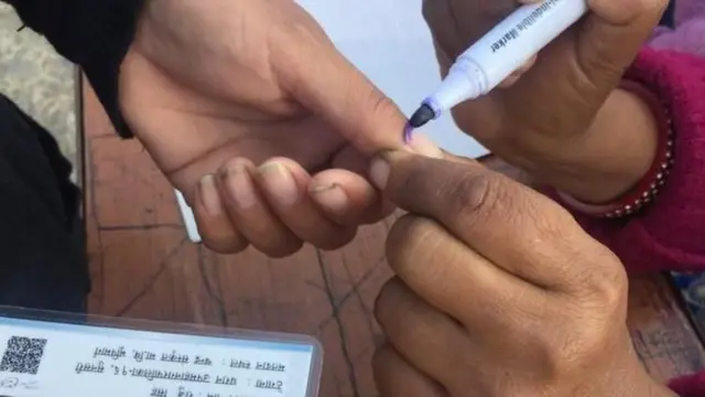 मतदानपछि औँलामा मसी लगाइँदै