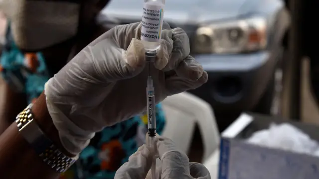 Aworan ọwọ to mu abẹrẹ dani