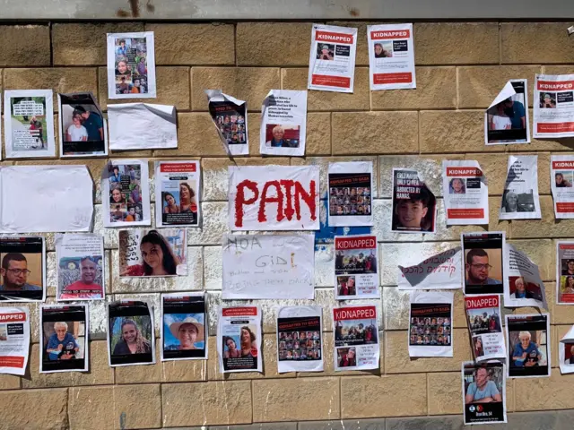 پوسترهایی از گروگانهای اسرائیل به دست حماس، تلآویو
