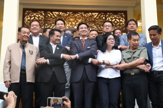 ภาพแรกแกนนำ 6 พรรค “จับมือ” ตั้งรัฐบาลร่วมกับก้าวไกล