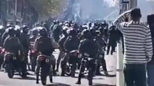 سرکوب شدید معترضان در ایران - تصویر شمار زیادی نیروی دولتی را نشان میدهد که لبساس سیاه به تن دارند و روی موترسایکل نشسته‌اند