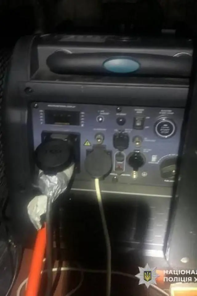 Генератор із розетками та іншими кабелями