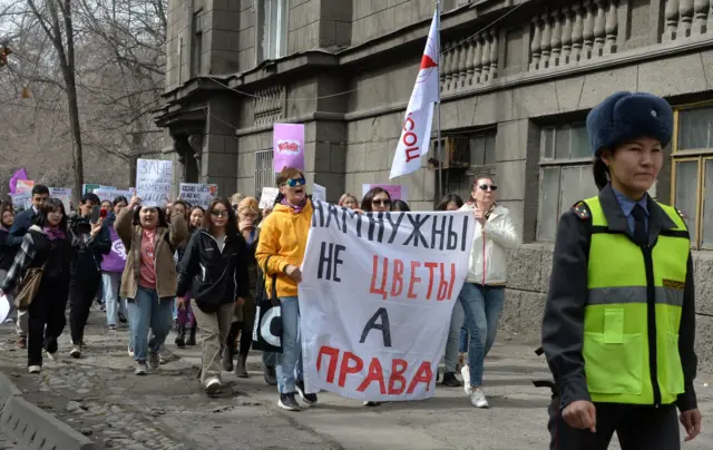 “Эркиндик. Теңдик. Эже-сиңдилик” урааны менен Бишкекте өткөн Аялдар укугу үчүн тилектештик жүрүшү. 2023-жылдын 8-марты 