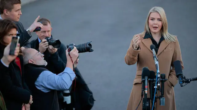 A porta-voz da Casa Branca, Karoline Leavitt, conversa com repórteres do lado da Casa Branca em 24 de novembro de 2025, em Washington.