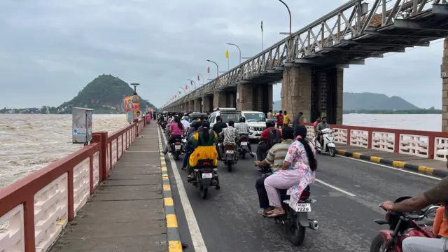 ప్రకాశం బరాజ్ నుంచి వెళుతున్న కృష్ణా వరద ప్రవాహం